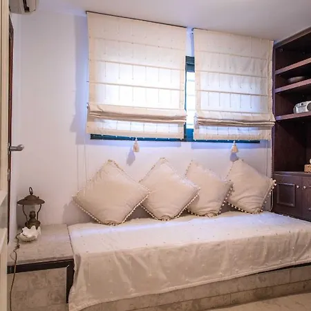 Villa Azalea - Beachfront, 4bdrms, 4 Baths, View *